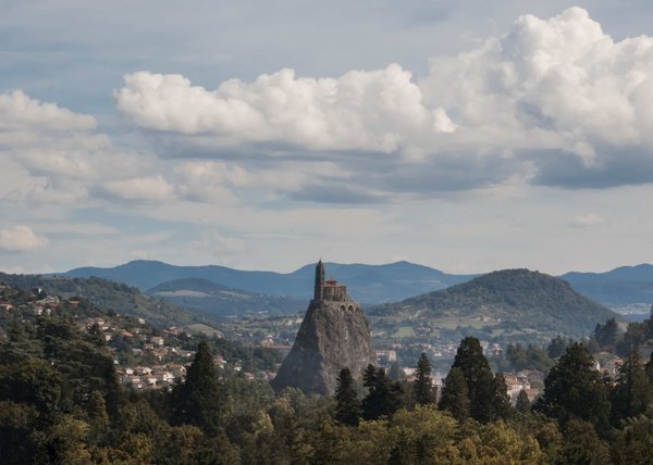 Conseils et astuces pour maximiser votre visite au Puy du Fou : hébergement, billets et attractions